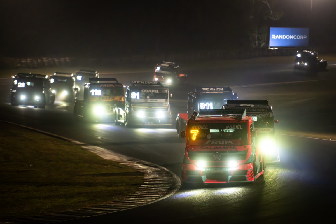 Histórica, corrida noturna tem vitórias de Monteiro e Cibien em Cascavel