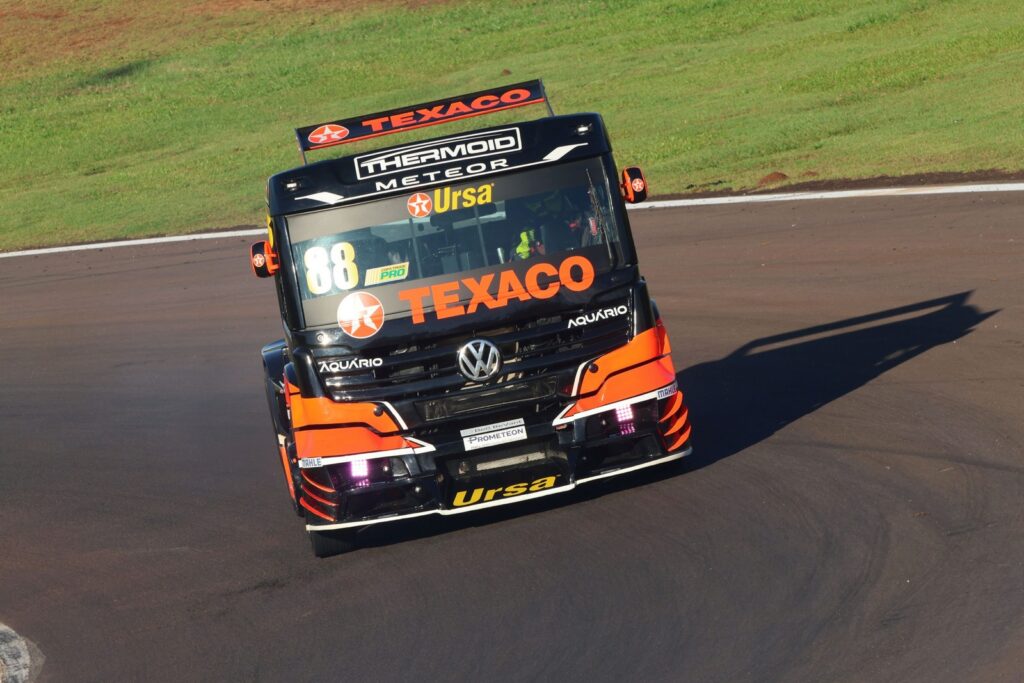 Beto Monteiro conquista pódio no PR e segue líder da Copa Truck